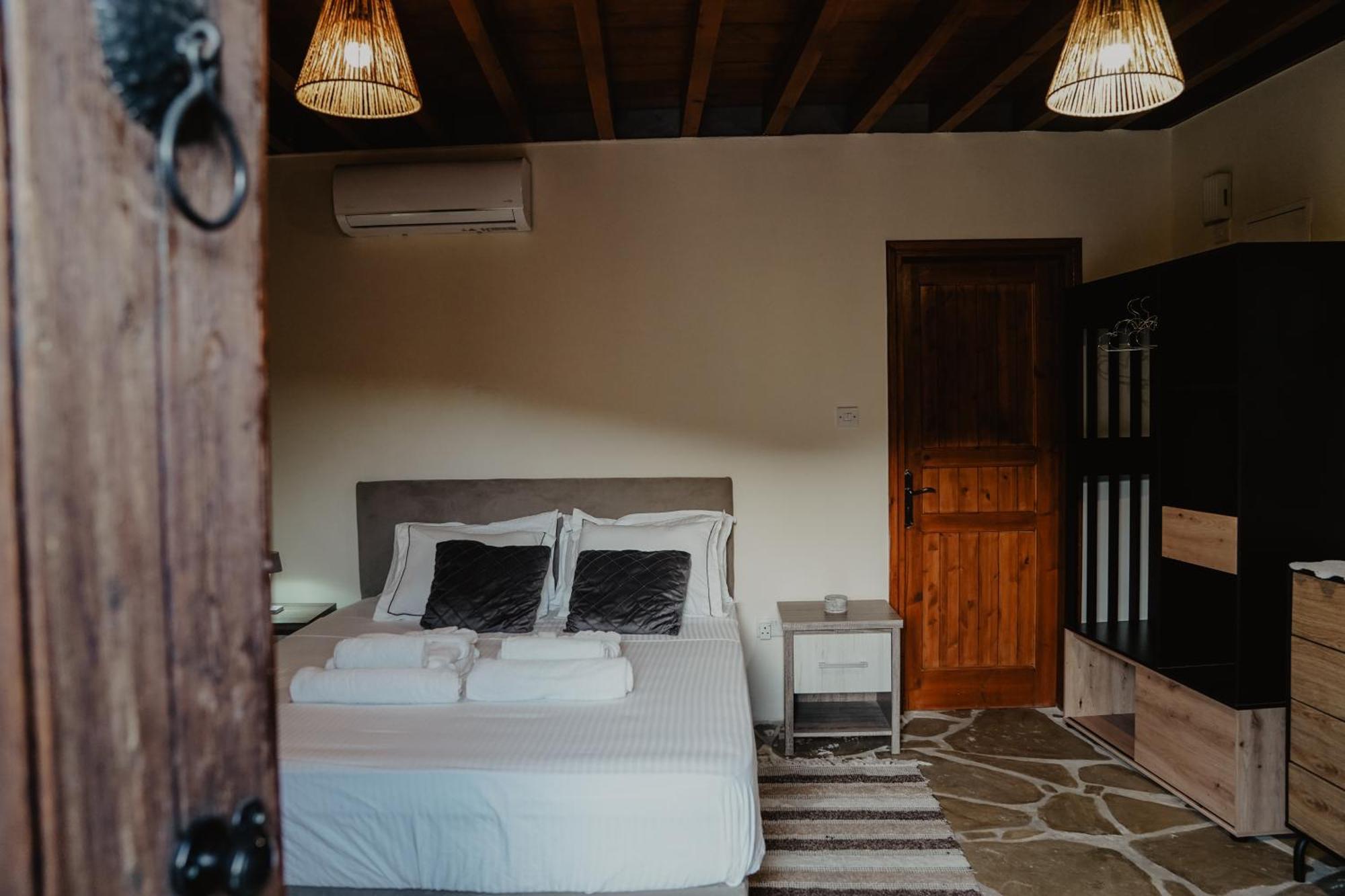 The Stonehouse Suites With Private Bath Spas ليماسول المظهر الخارجي الصورة