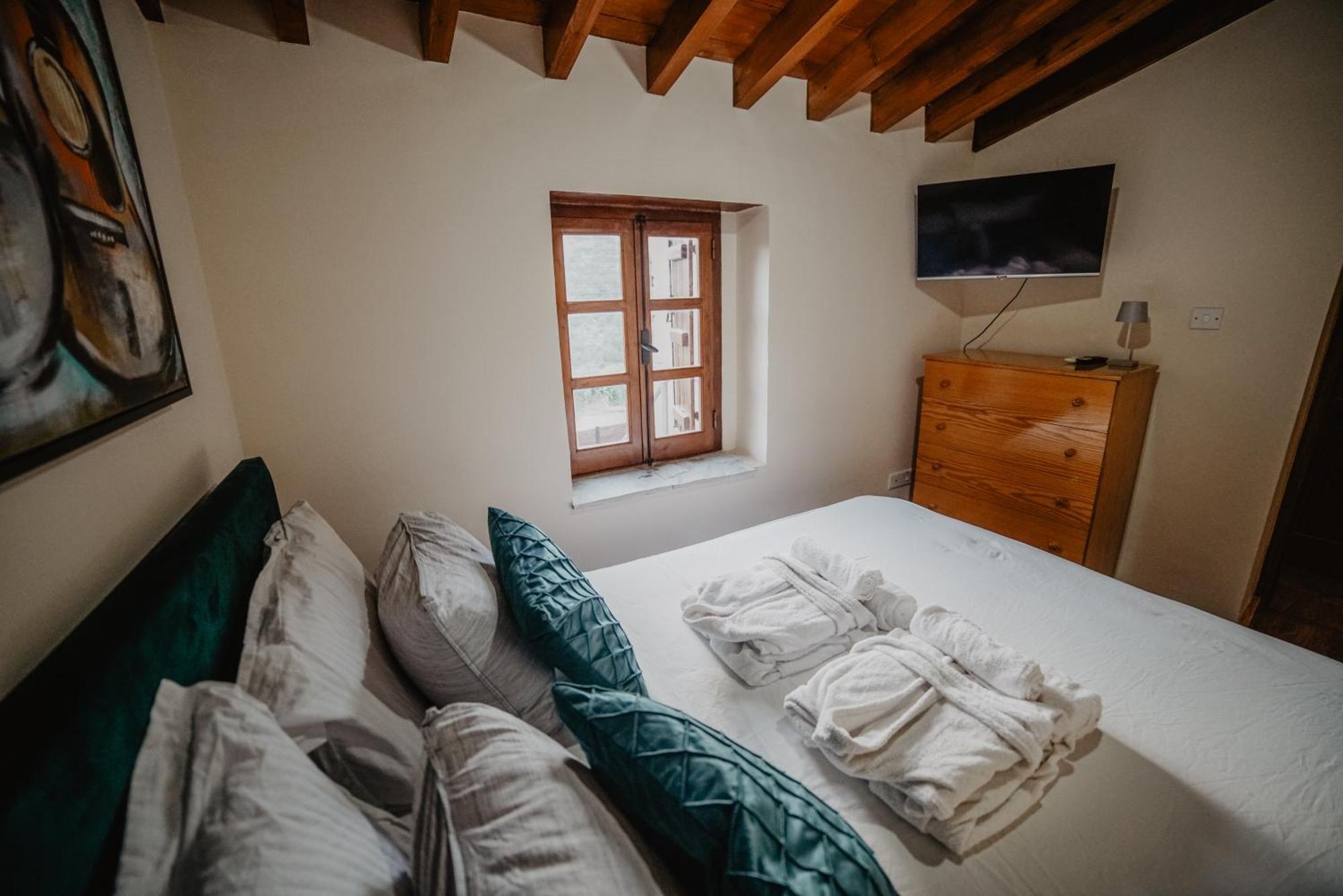 The Stonehouse Suites With Private Bath Spas ليماسول الغرفة الصورة