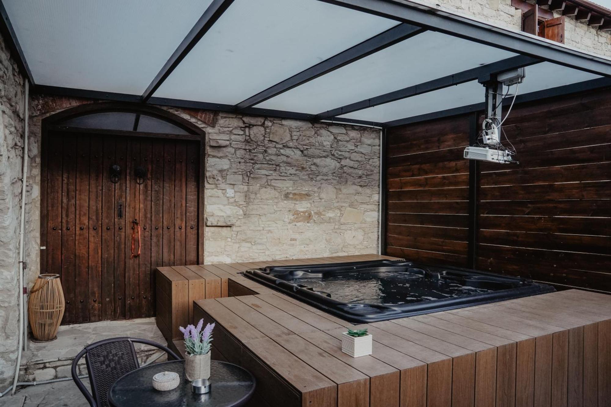 The Stonehouse Suites With Private Bath Spas ليماسول الغرفة الصورة