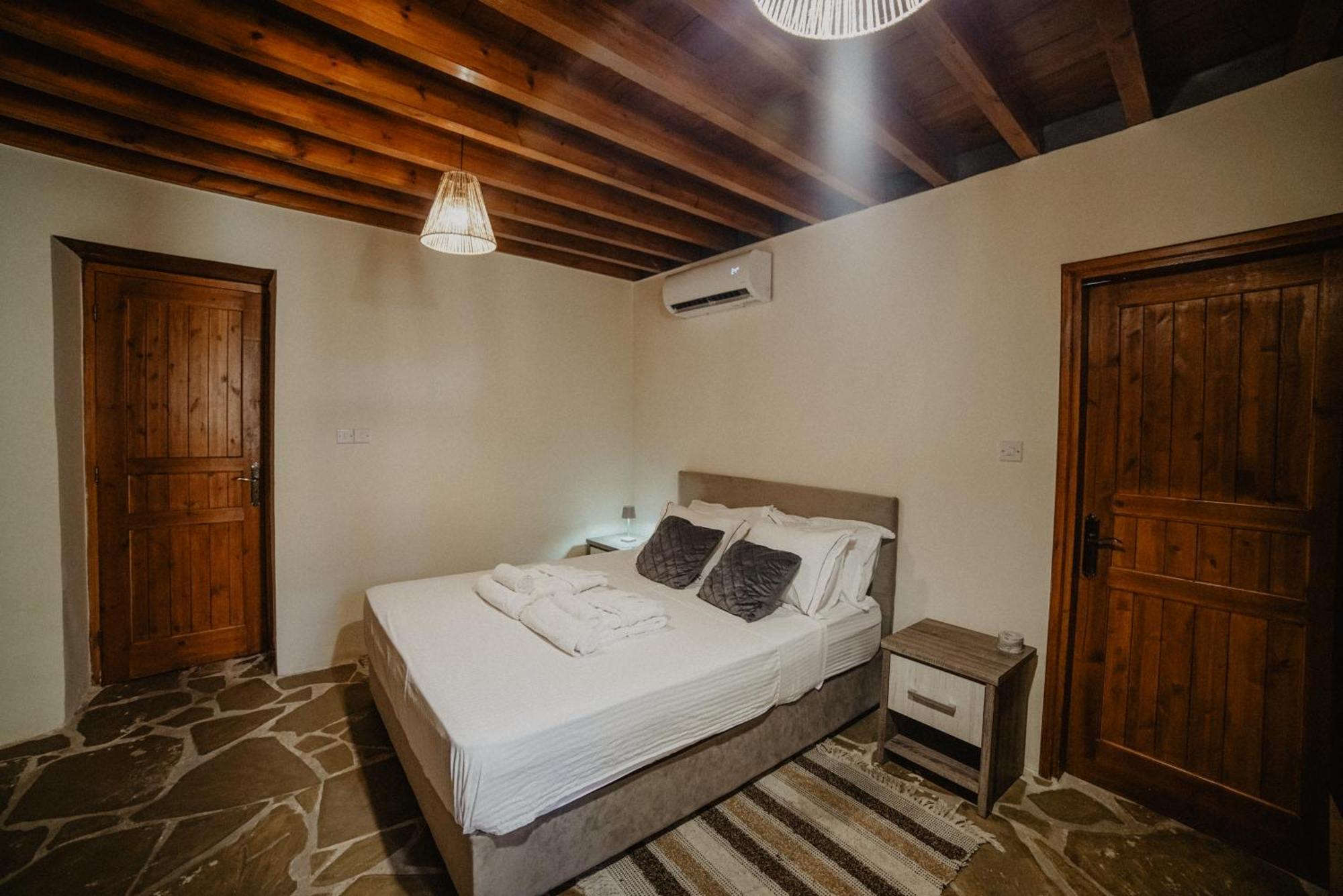 The Stonehouse Suites With Private Bath Spas ليماسول الغرفة الصورة