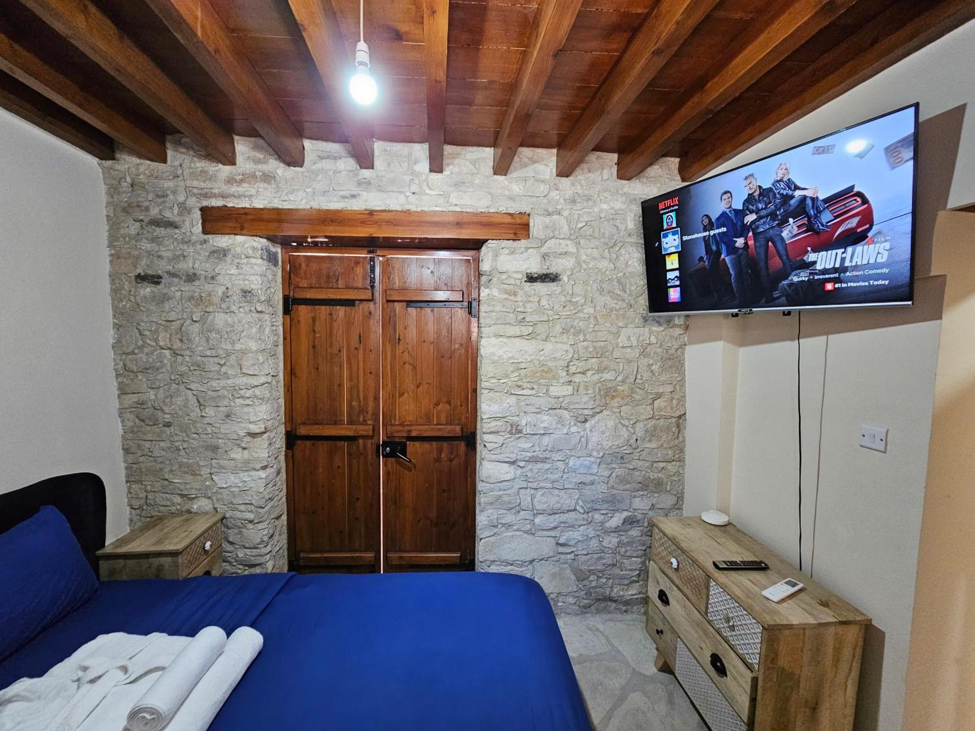 The Stonehouse Suites With Private Bath Spas ليماسول الغرفة الصورة